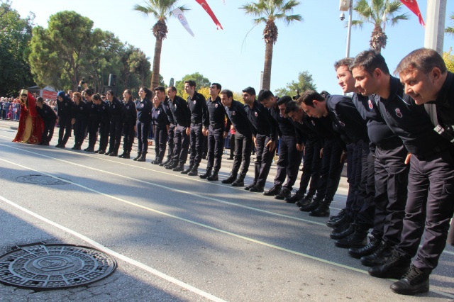 29 Ekim Kutlamalarına İnfaz ve Koruma Memurlarının Gösterisi Damga Vurdu